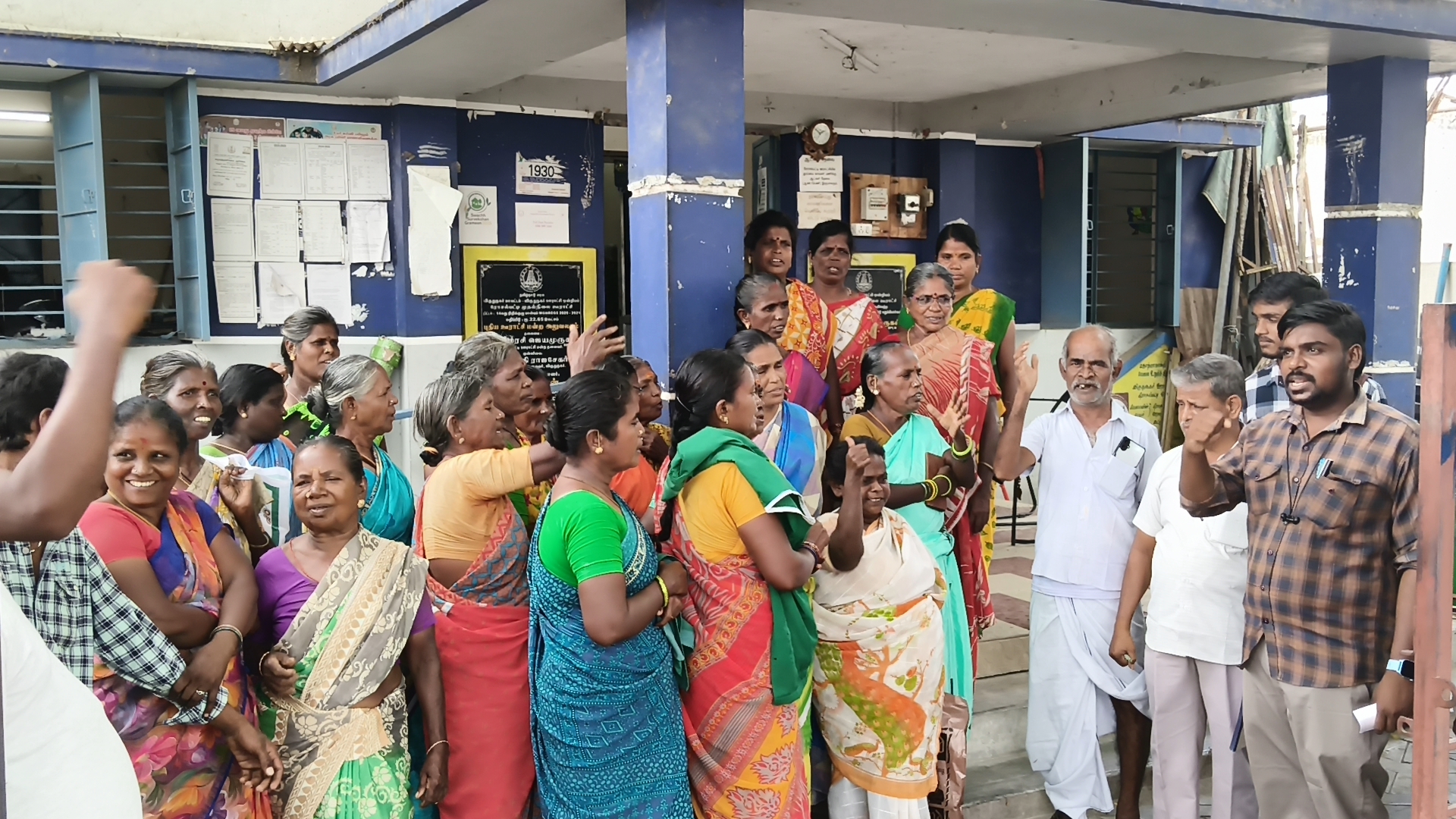 ரோசல்பட்டி ஊராட்சியில் தூய்மைப் பணியாளர்கள் திடீர் முற்றுகைப் போராட்டம்