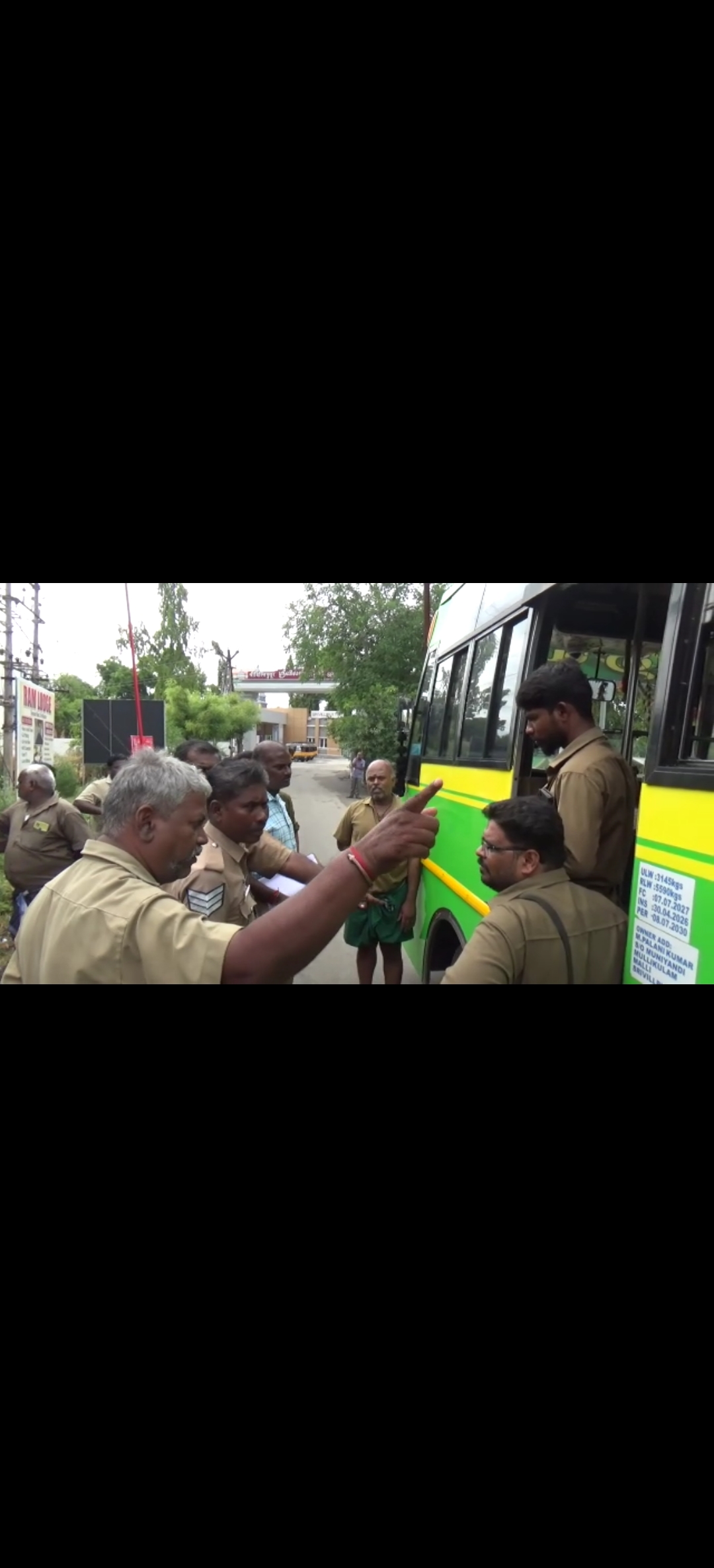 விருதுநகர் மாவட்டம் ஸ்ரீவில்லிபுத்தூர் ரயில் நிலைய ஆட்டோ ஓட்டுநர்கள் தங்கள் வாழ்வாதாரத்தை பாதிக்கும் வகையில் தனியார் மினி பேருந்தை இயக்குவதற்க்கு எதிர்ப்பு தெரிவித்து மினி பேருந்தை சிறை பிடித்து போராட்டம்.