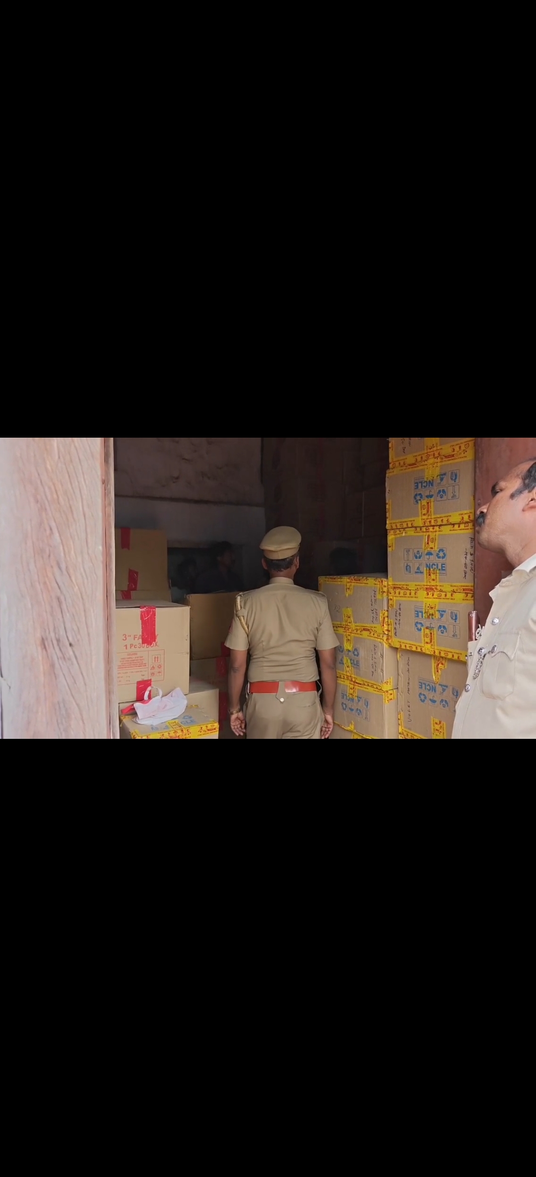 விருதுநகர் மாவட்டம் சிவகாசியில் சட்டவிரோதமாக பதுக்கி வைக்கப்பட்டிருந்த 75 லட்சம் ரூபாய் மதிப்பிலான 3000 பட்டாசு பெட்டிகளை போலீசார் பறிமுதல் செய்தனர்....!