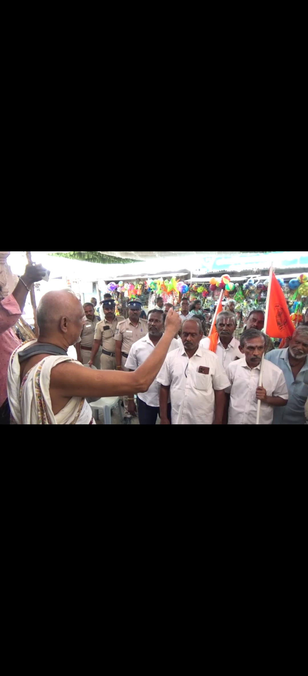 ஸ்ரீவில்லிபுத்தூர் ஆண்டாள் கோவில் தேரோட்டம்: பழைய அலங்காரத் துணிகளை மாற்றக் கோரி இந்து முன்னணியினர் முற்றுகை!