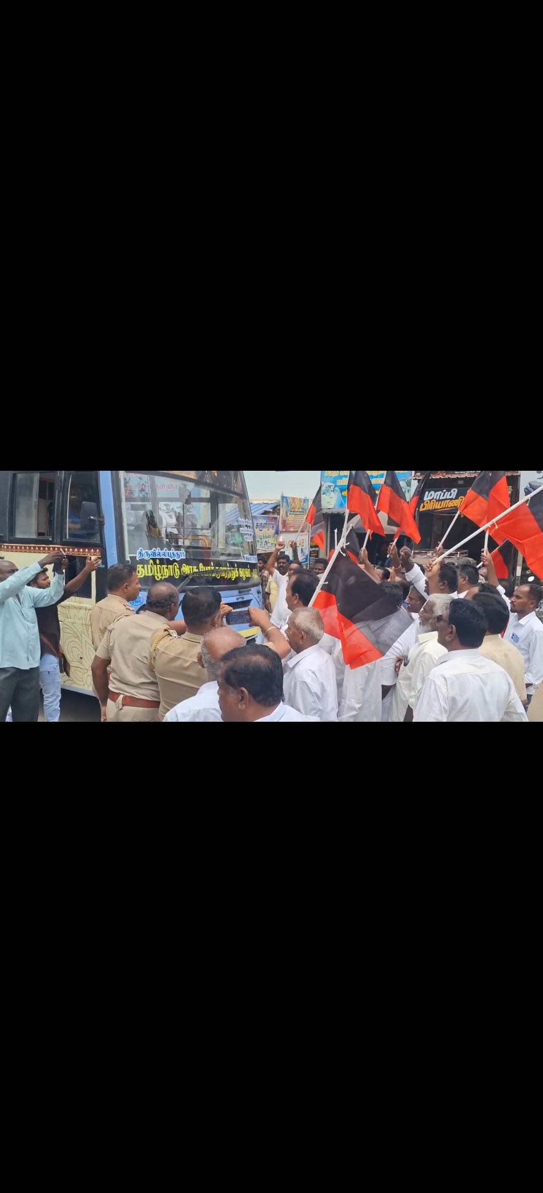 எதிர்க்கட்சி தலைவர் உதயநிதி ஸ்டாலின் கைதை கண்டித்து வத்திராயிருப்பில் சாலை மறியல் போராட்டத்தில் ஈடுபட்ட திமுகவினர் கைது...