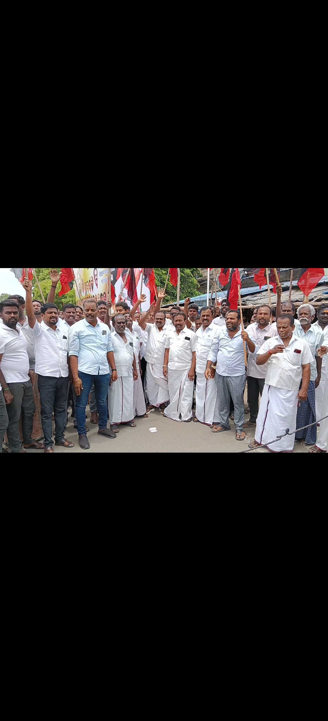 தஞ்சாவூரில் நேற்று திமுக சார்பில் மேகதாது அணை மற்றும் காவிரி நதிநீர் விவகாரத்தில் தமிழக அரசின் மெத்தன போக்கை கண்டித்து கண்டன ஆர்ப்பாட்டம் நடைபெற்றது