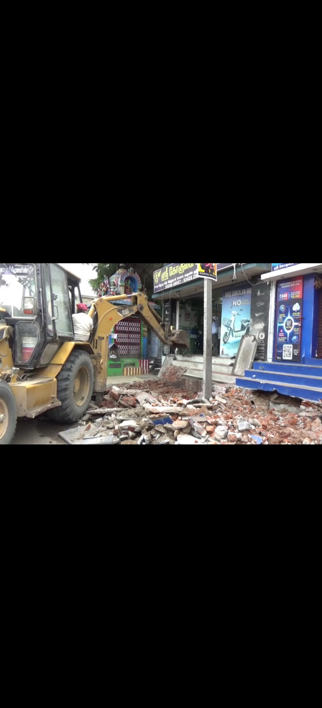ஸ்ரீவில்லிபுத்தூரில் தேரோட்டம் திருவிழாவை முன்னிட்டு முரண்பாடாக ஆக்கிரமிப்புகளை அகற்றியதால் அரசு அதிகாரிகளிடம் வாக்குவாதத்தில் ஈடுபட்ட வியாபாரிகள்., பொதுமக்கள்.
