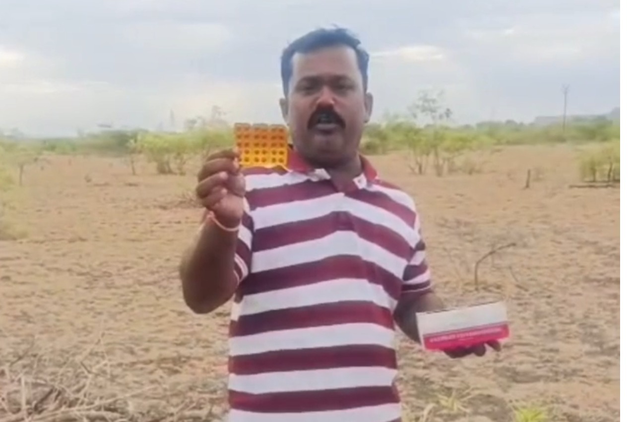 சிவகாசி அருகே சாலையோரக் குப்பையில் வீசப்பட்ட அரசு மருத்துவமனை சத்து மாத்திரைகள்: பொதுமக்கள் அதிர்ச்சி