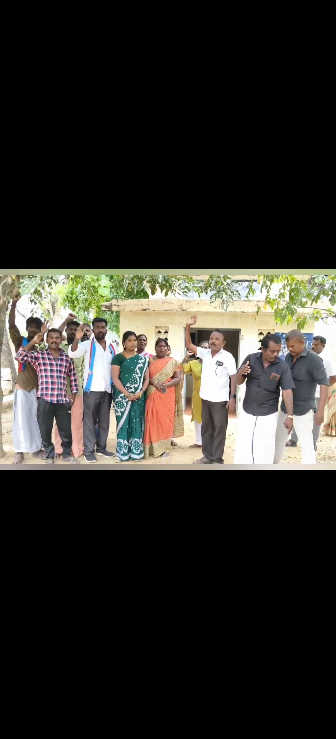 மயானப் பாதை மற்றும் அடிப்படை வசதிகள் கோரி கிராம நிர்வாக அலுவலகம் முற்றுகை!