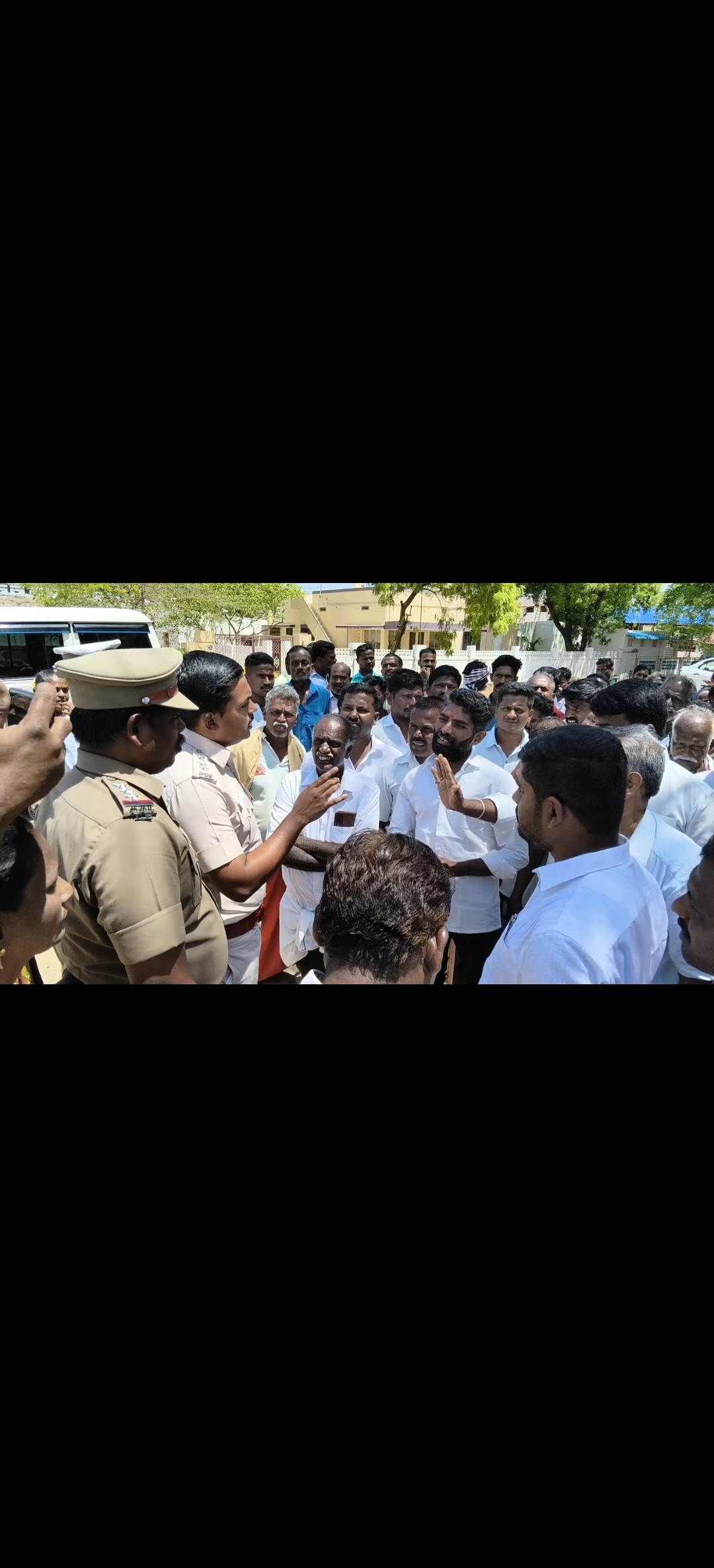 கோவில் திருவிழாவுக்கு அனுமதி மறுப்பு! கோட்டாட்சியர் அலுவலகம் முற்றுகை!