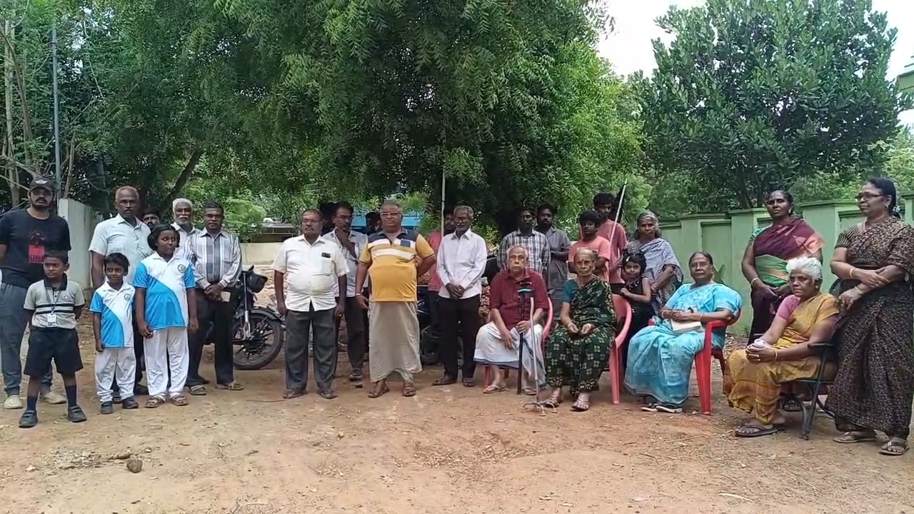 35 ஆண்டுகளாக பயன்பாட்டில் இருந்த சாலையை காணவில்லை! பொதுமக்கள் வீடுகளில் கருப்புக்கொடி ஏற்றி போராட்டம்