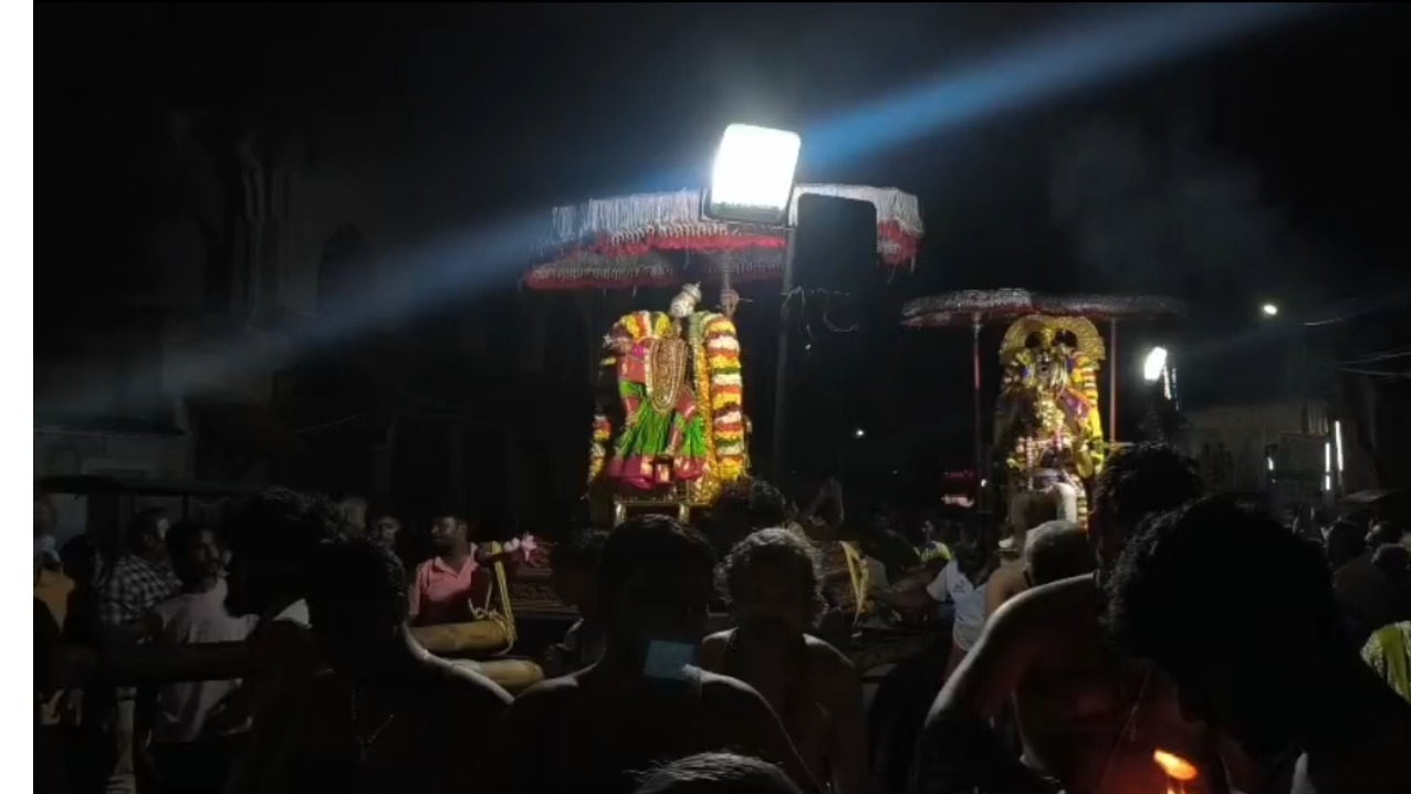 ஆடிப்பூரத் திருவிழா: தங்கப் பரங்கி நாற்காலி, ஹனுமந்த வாகனங்களில் ஸ்ரீ ஆண்டாள் - ரெங்கமன்னார் திருவீதி உலா!
