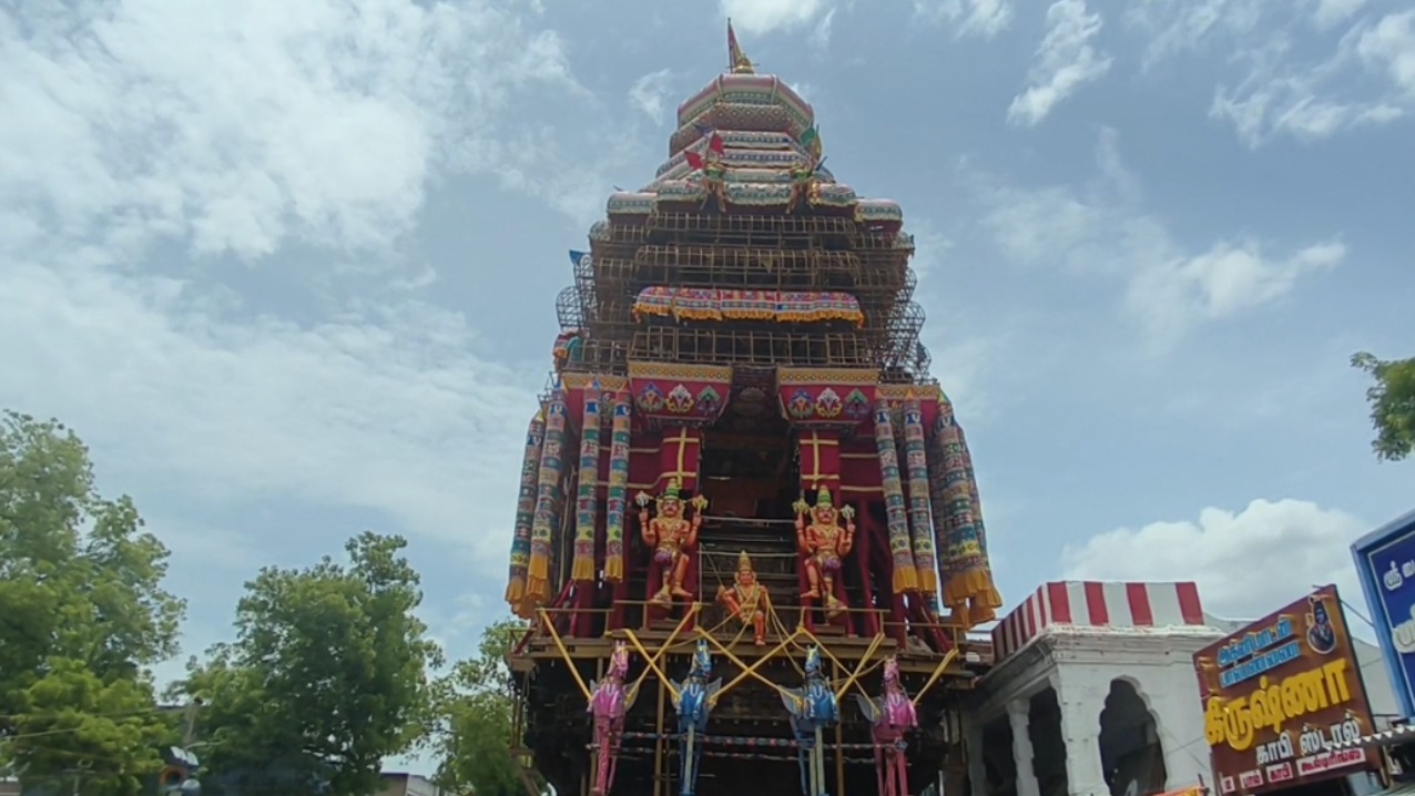 பக்தர்களின் தொடர் கோரிக்கை எதிரொலி: ஆண்டாள் கோவில் தேரின் அலங்காரத் துணிகள் மாற்றம்..