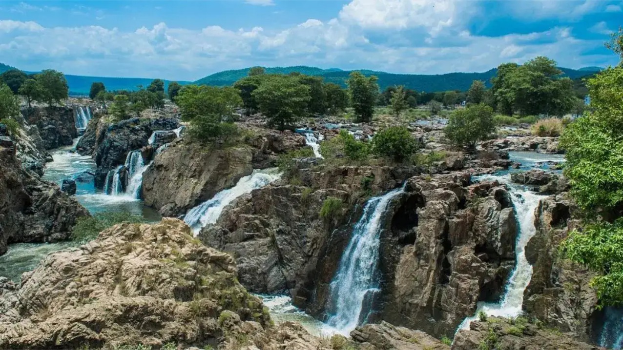ஒகேனக்கல்லில் நீர்வரத்து அதிகரிப்பு: ஆர்ப்பரிக்கும் காவிரி!
