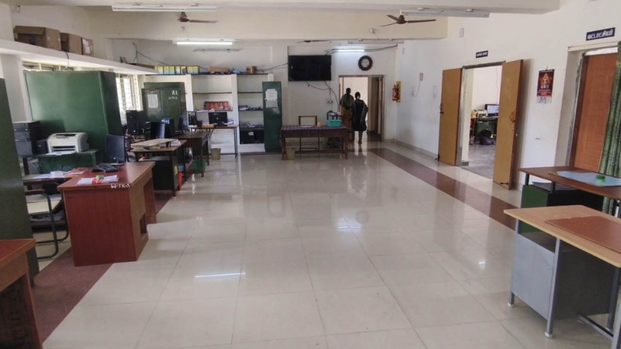 துணை வட்டாட்சியரைத் தடுத்த காவலர்; வருவாய்த்துறை அலுவலர்கள் திடீர் பணிப்புறக்கணிப்பு!