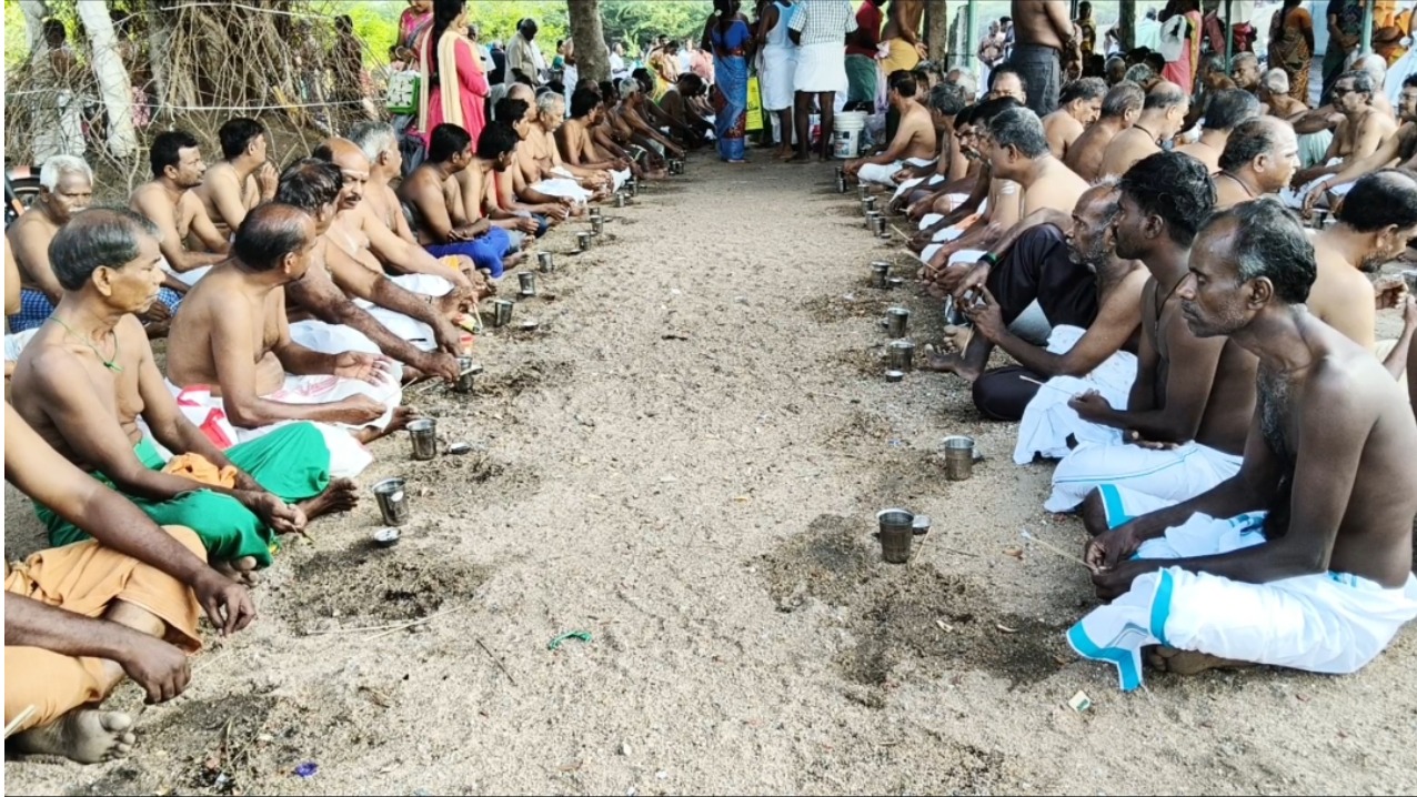 திருச்சுழி குண்டாற்றில் ஆடி அமாவாசை வழிபாடு! முன்னோர்களுக்கு திதி, தர்ப்பணம் செய்து பக்தர்கள் வழிபாடு
