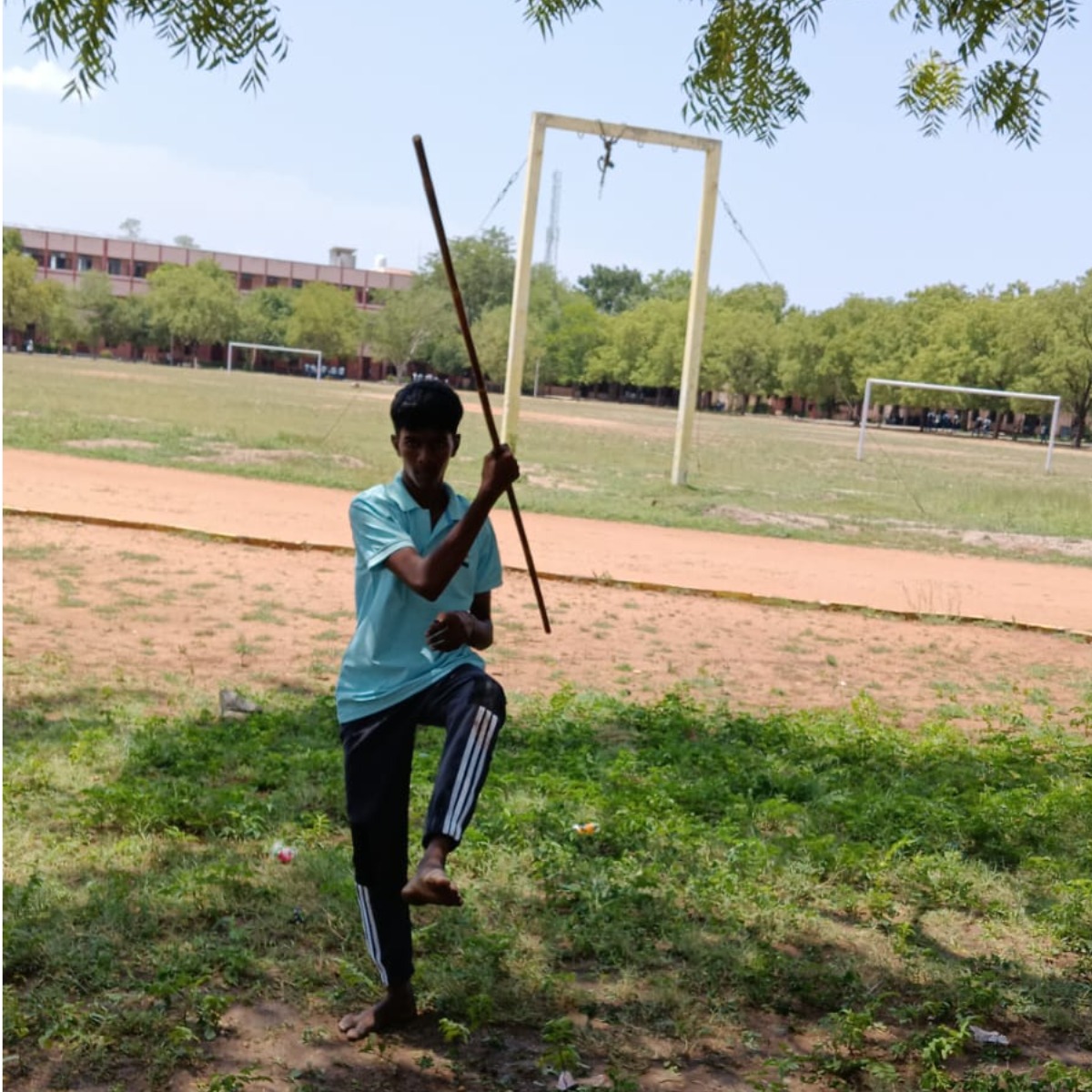 10 மணி நேரம் இடைவிடாது சிலம்பம் சுற்றி சாதனை: நோபல் உலக சாதனை!