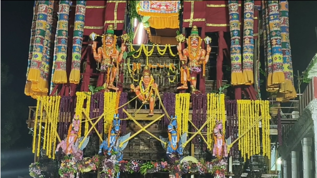 இரண்டு டன் மலர்களால் அலங்கரிக்கப்பட்டு புதுப்பொலிவுடன் காணப்படும்..
