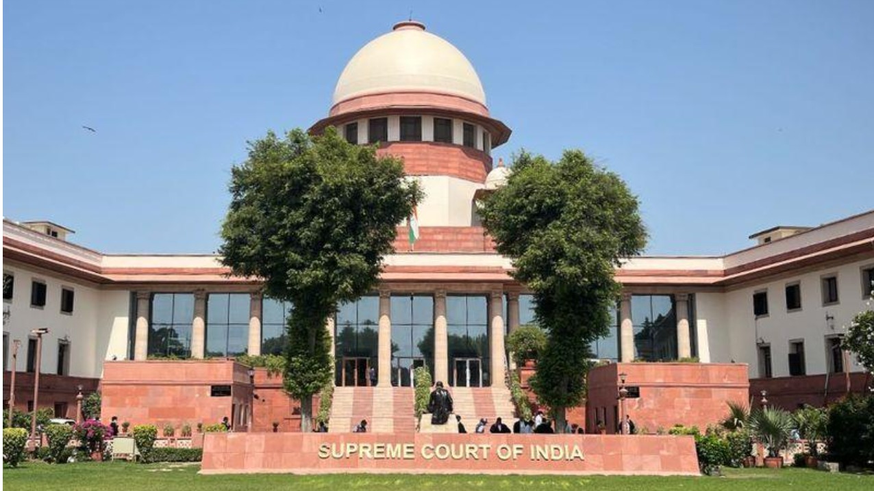கரூர் நெரிசல்: அரசு வேலை ரத்து வழக்கு இன்று உச்சநீதிமன்ற விசாரணை!