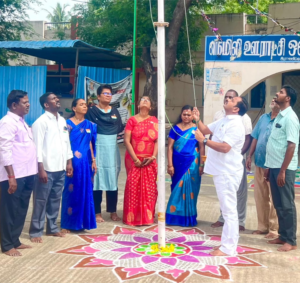 நெமிலியில் சுதந்திர தின விழா: தலைவர் வடிவேலு கொடியேற்றினார்!