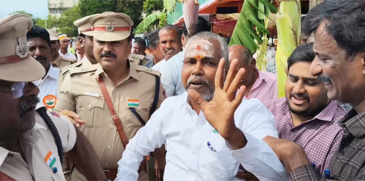சிவகங்கை சுதந்திர தின விழா: மேடை முன் முதியவர் திடீர் போராட்டம்!