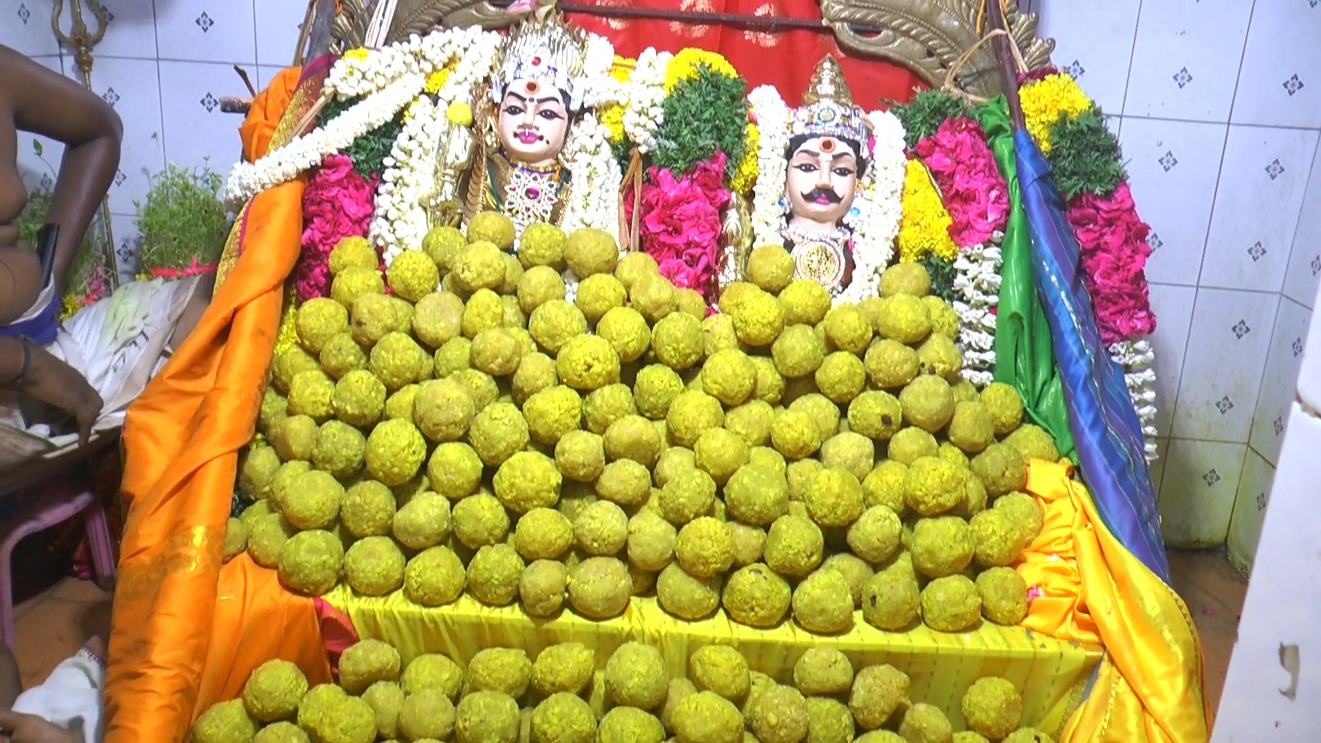 நெல்லையில் வெகு விமர்சையாக நடைபெற்ற ஆடி முளைக்கொட்டு திருவிழா: 1008 லட்டு அர்ச்சனை!