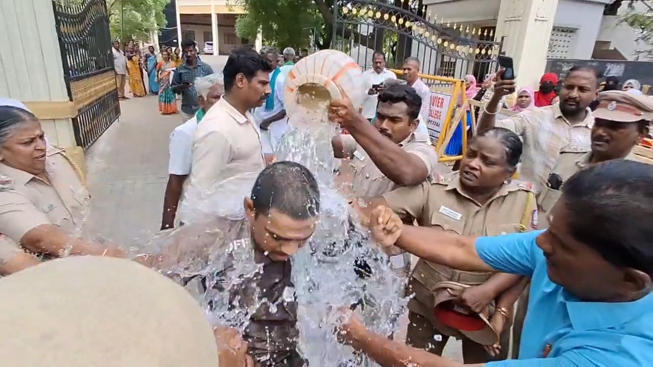 ஆட்சியர் அலுவலகத்தில் பரபரப்பு! குடும்பத்துடன் தீக்குளிக்க முயன்ற வாலிபர்!