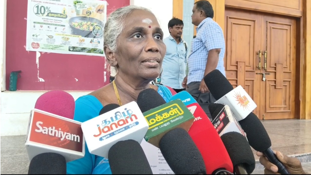 மாதத்தொகை தராமல் மிரட்டல்! – அதிமுக நிர்வாகி மீது ஆட்சியரிடம் பரபரப்பு மனு