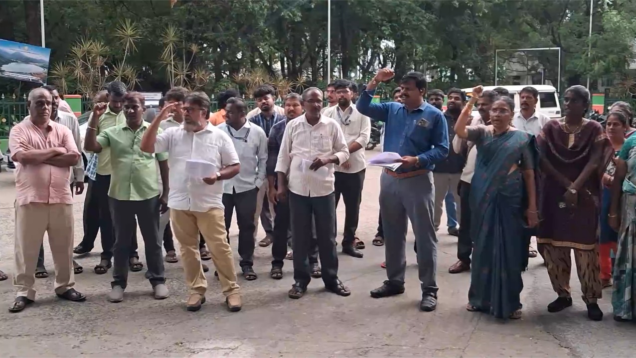 ஊரக வளர்ச்சித்துறை அலுவலர்கள் ஆர்ப்பாட்டம்: 20 அம்ச கோரிக்கைகள் வலியுறுத்தி மனு