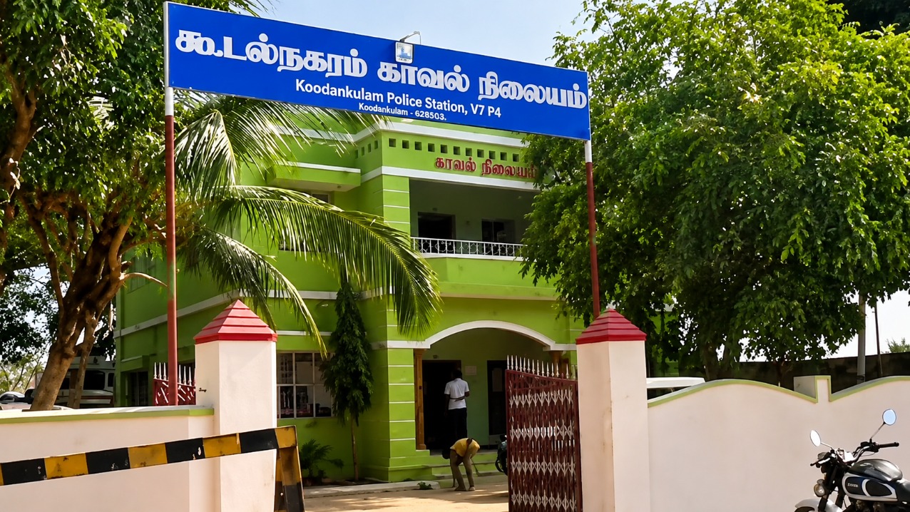 கூடங்குளம் காவல் நிலையத்தில் பரபரப்பு: பூச்சிக்கொல்லி குடித்த வாலிபர் சம்பவம்; 2 போலீசார் சஸ்பெண்ட்