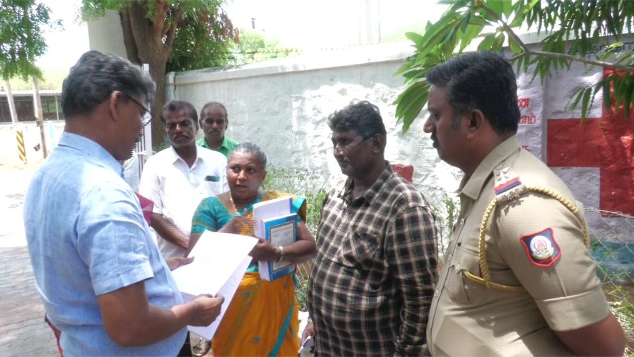 சிஇஓ அலுவலகத்தில் ஆசிரியை காத்திருப்பு போராட்டம்: போலீசார் குவிப்பு