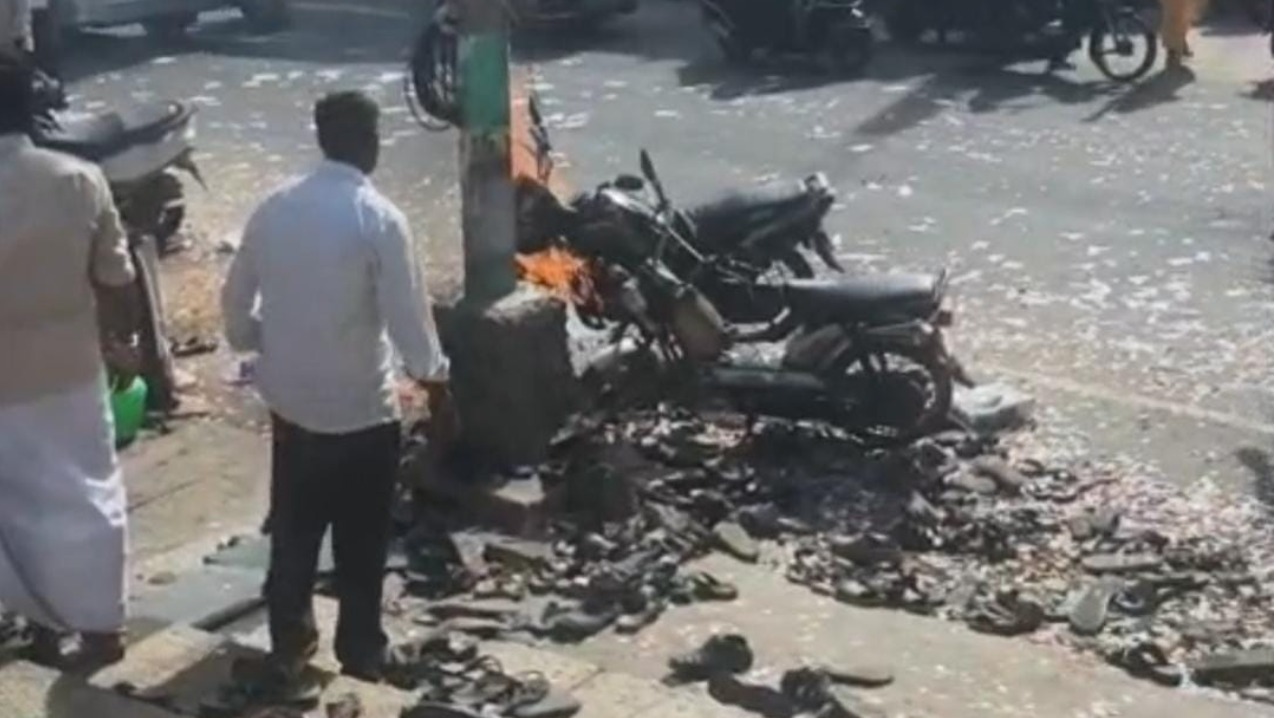 திருமண நிகழ்வில் பட்டாசு வெடித்தபோது விபரீதம்: இருசக்கர வாகனம் தீப்பற்றி எரிந்தது!