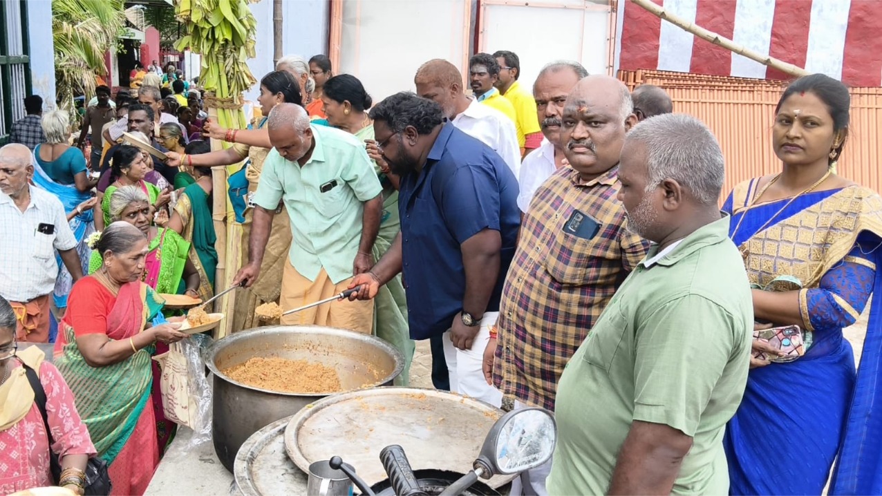 800 ஆண்டுகள் பழமையான சிவன் கோவில் தேரோட்டம்: பொதுமக்களுக்கு அன்னதானம்