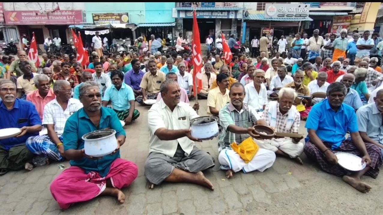 ராஜபாளையத்தில் நெசவாளர்கள் தட்டேந்தி நூதன போராட்டம்!