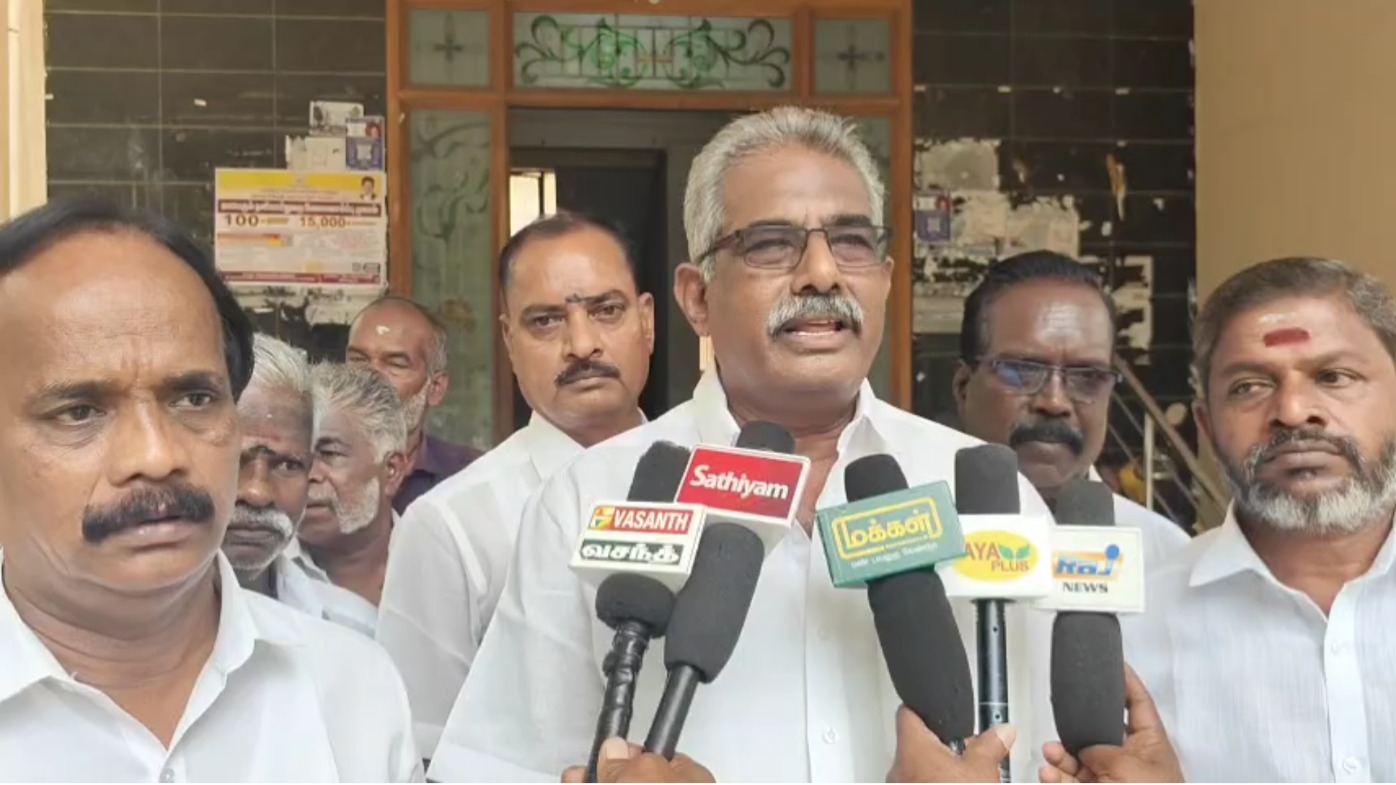 அரியலூரில் சீமைக்கருவேல மரங்களை அகற்றக்கோரி மாவட்ட ஆட்சியரிடம் மனு