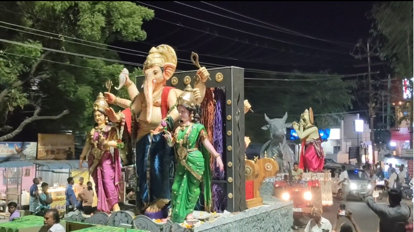 பிரம்மாண்ட விநாயகர் சிலைகள் ஊர்வலம்: 6 விதமான வடிவங்களில் அசத்தல்