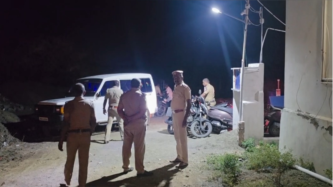 போலீசாரை கண்டதும் கார்களை விட்டுவிட்டு தப்பிய மர்ம கும்பல்!