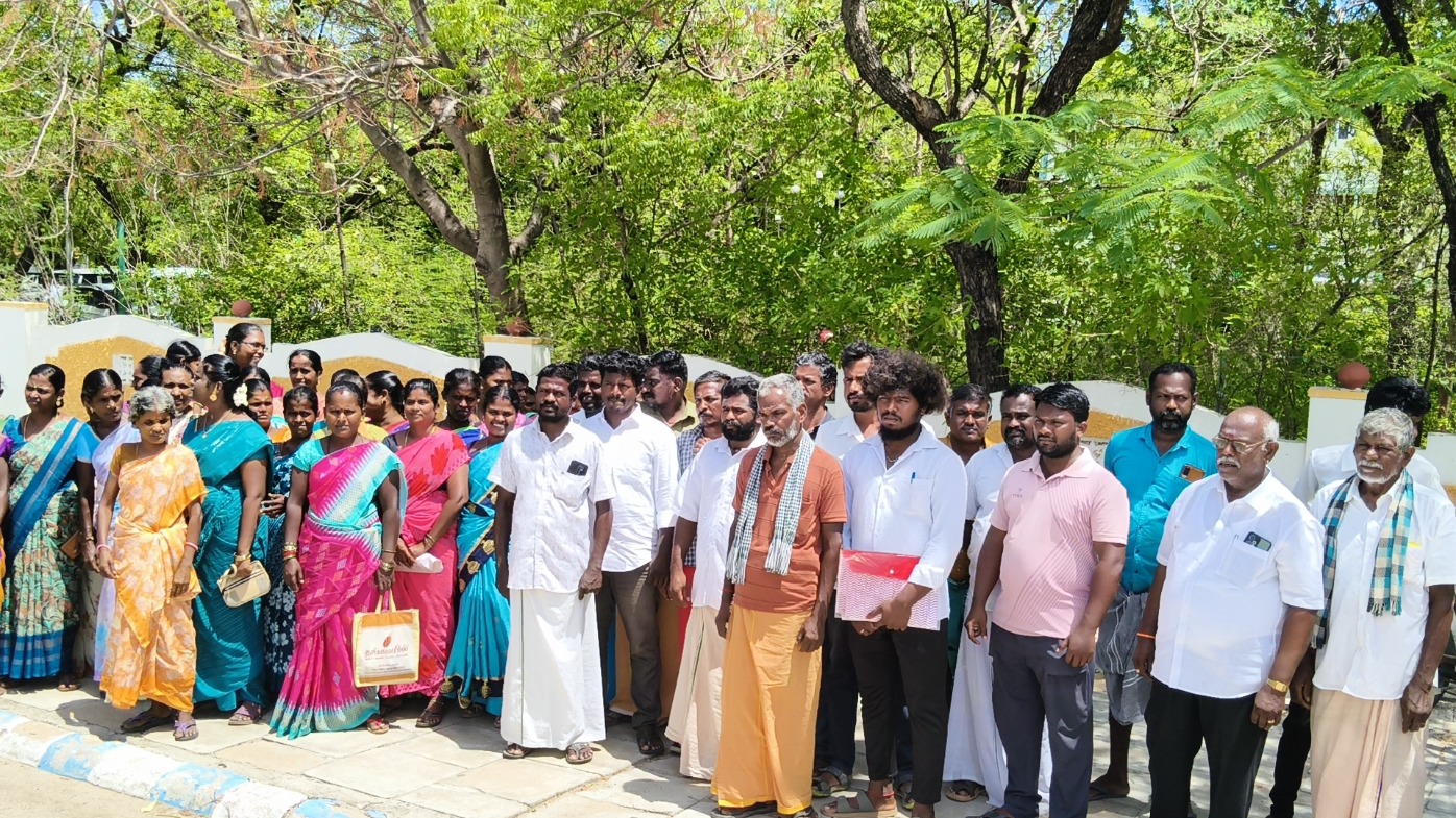 இடிந்து விழும் நிலையில் அரசு பள்ளிக் கட்டிடம்!