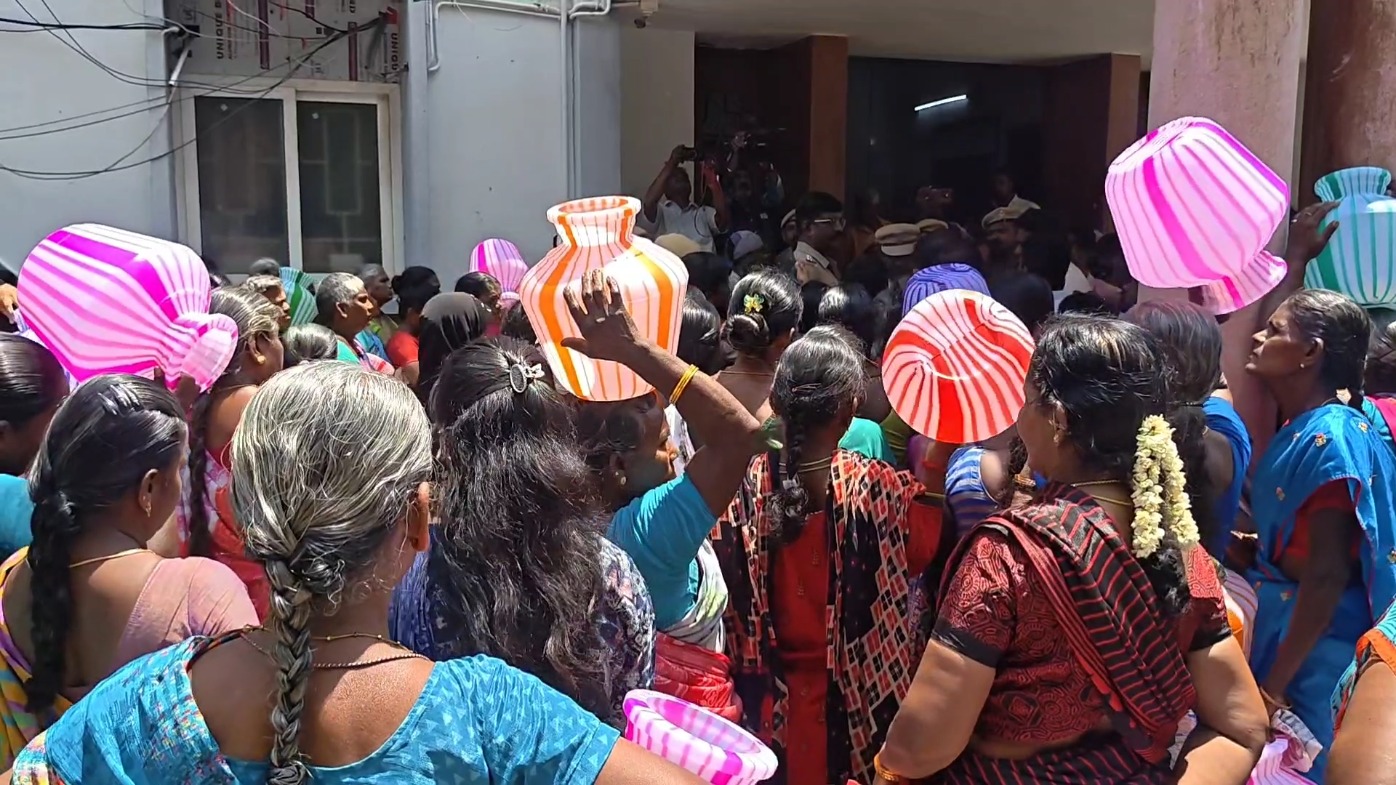 குடிநீர் முறையாக வழங்கப்படவில்லை என புகார்! திருச்சி மாநகராட்சி ஆணையரை முற்றுகையிட்டு பெண்கள் போராட்டம்