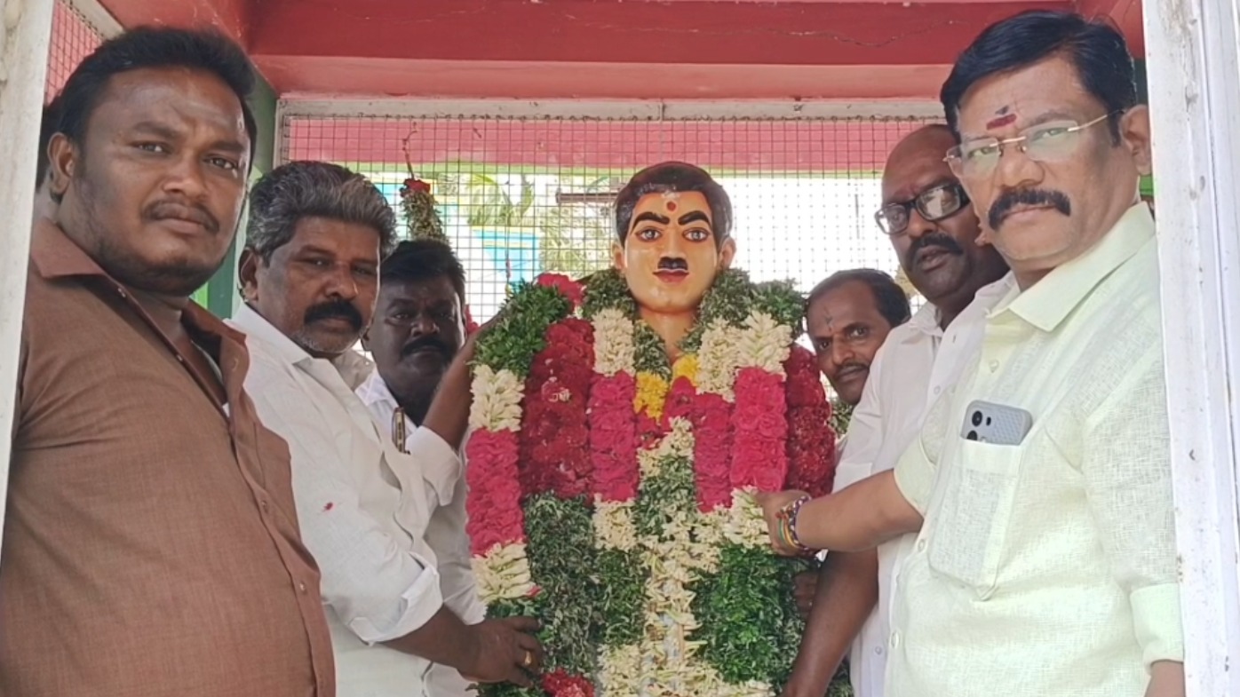 இமானுவேல் சேகரன் குருபூஜை: அதிமுக நிர்வாகிகள் மாலை அணிவித்து மரியாதை