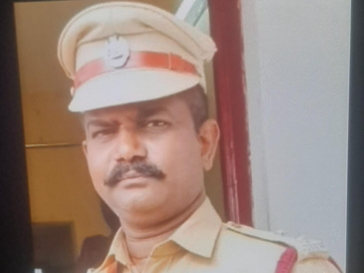 அடையாளம் தெரியாத வாகனம் மோதி சிறப்பு நிலைய தீயணைப்பு அலுவலர் உயிரிழப்பு தாழையூத்து போலீசார் தீவிர விசாரணை