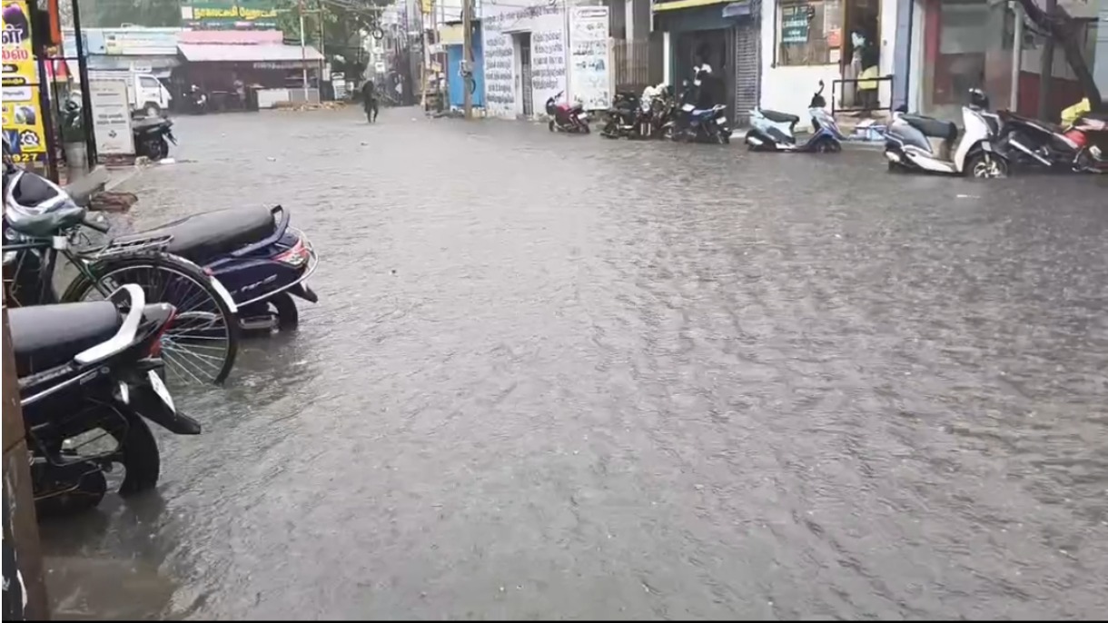 விருதுநகரில் கனமழை: பழைய பேருந்து நிலைய சாலையில் வெள்ளப்பெருக்கு – கடைகளுக்குள் புகுந்த மழைநீர்