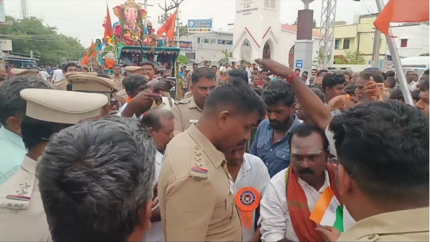 போலீஸ் பாதுகாப்புடன் விநாயகர் ஊர்வலம்!
