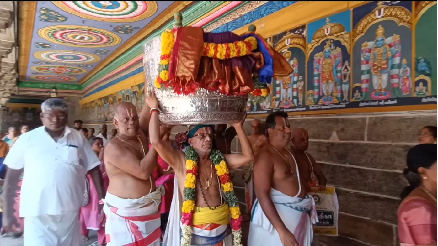 திருப்பதி கருட சேவைக்காக ஸ்ரீவில்லிபுத்தூர் ஆண்டாள் சூடிக்கொடுத்த மாலை, கிளி, பரிவட்டம் புறப்பட்டது