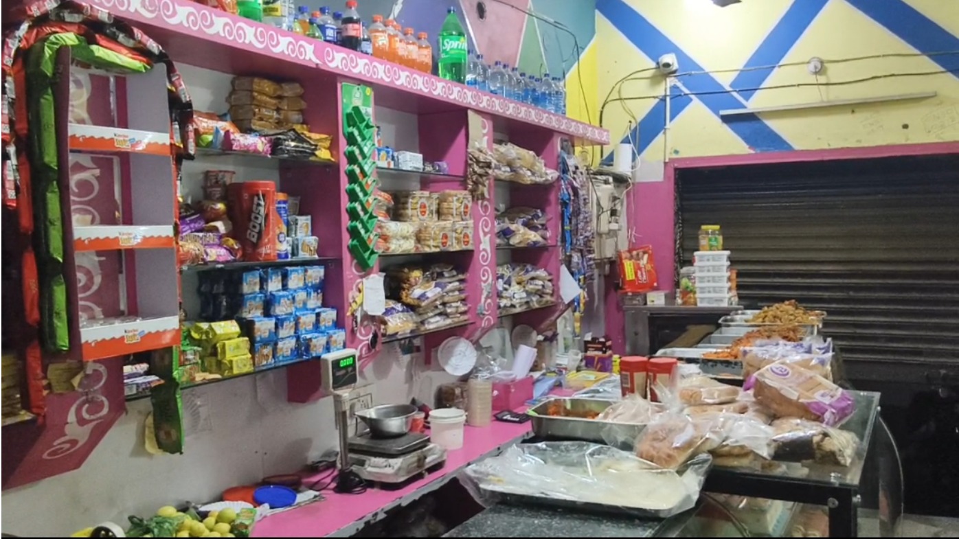 பேக்கரி கடையில் பெட்ரோல் குண்டு வீச்சு – ஜூஸ் கொடுக்க தாமதமானதால் தகராறு.