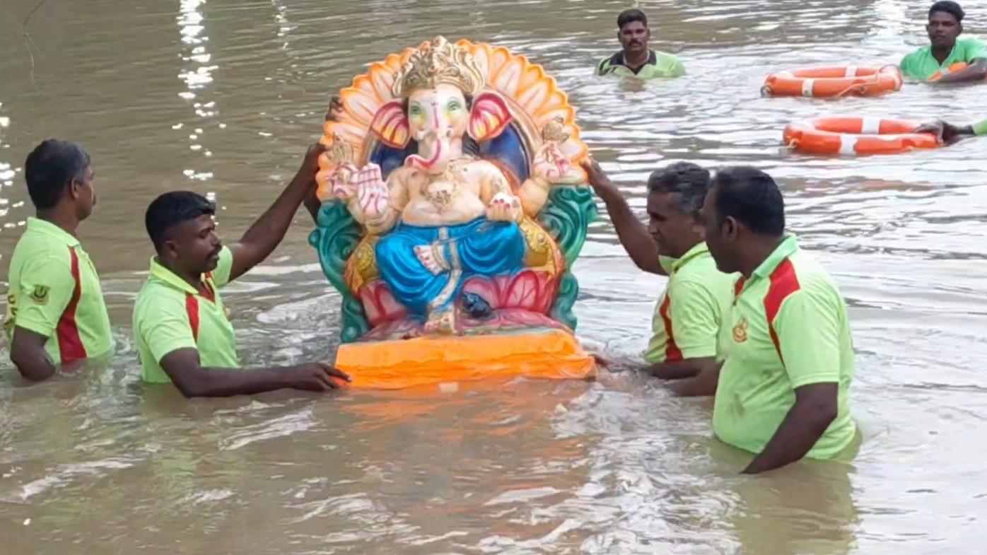 மேளதாளம் முழங்க விநாயகர் சிலைகள் ஊர்வலம்: 100-க்கும் மேற்பட்ட சிலைகள் கரைப்பு; 1,000-க்கும் மேற்பட்ட போலீசார் பாதுகாப்பு