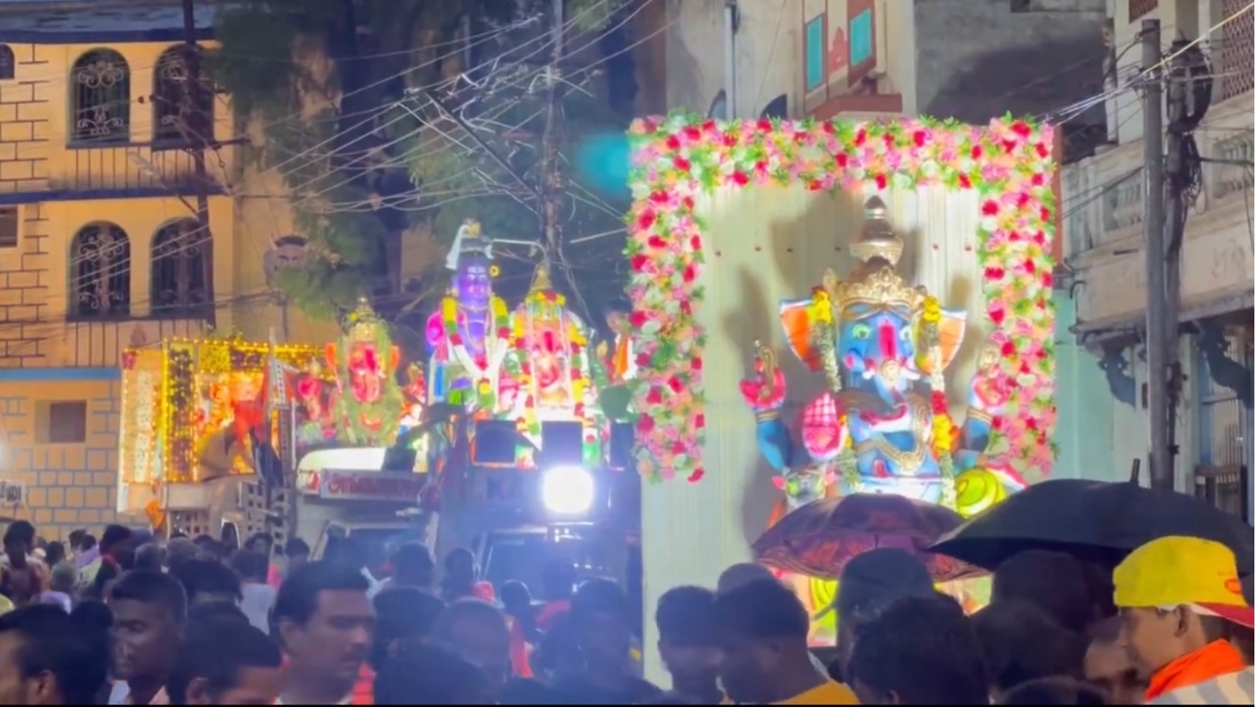 கொட்டும் மழையிலும் களைகட்டிய விநாயகர் ஊர்வலம்: செண்டை மேளம், ஆட்டம்–பாட்டத்துடன் உற்சாகம்