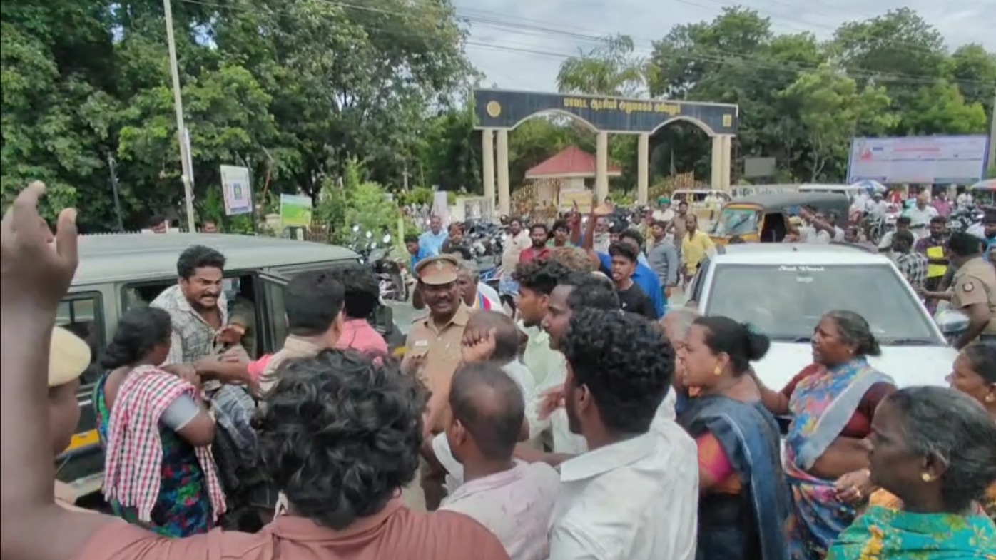 வாலிபர் கொலை வழக்கில் ஆட்சியர் அலுவலகம் முற்றுகை!