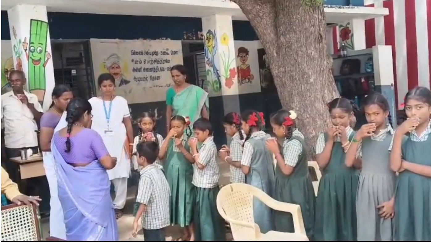 பள்ளி மாணவர்களுக்கு நிலவேம்பு கசாயம் வழங்கும் முகாம்