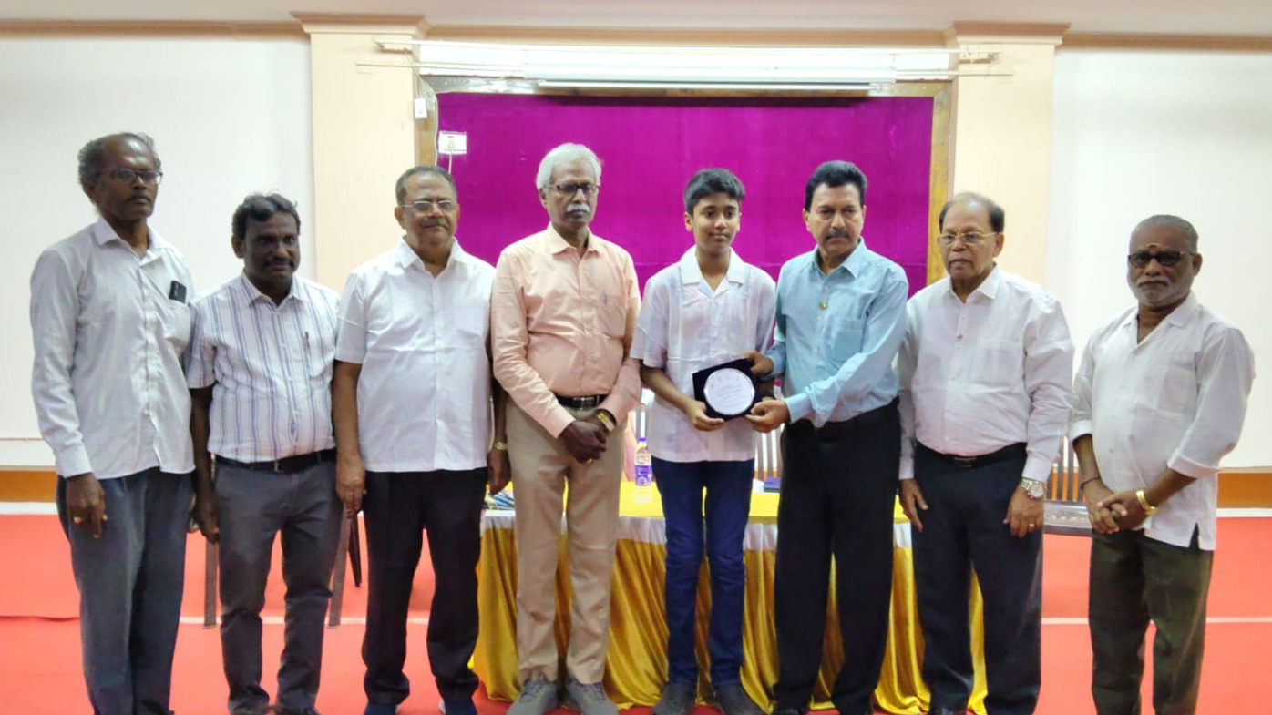 சதுரங்க சங்கத்தின் 10-ம் ஆண்டு விழா: மாணவர்களுக்கு கல்வி உதவித்தொகை, விளையாட்டு உபகரணங்கள் வழங்கல்