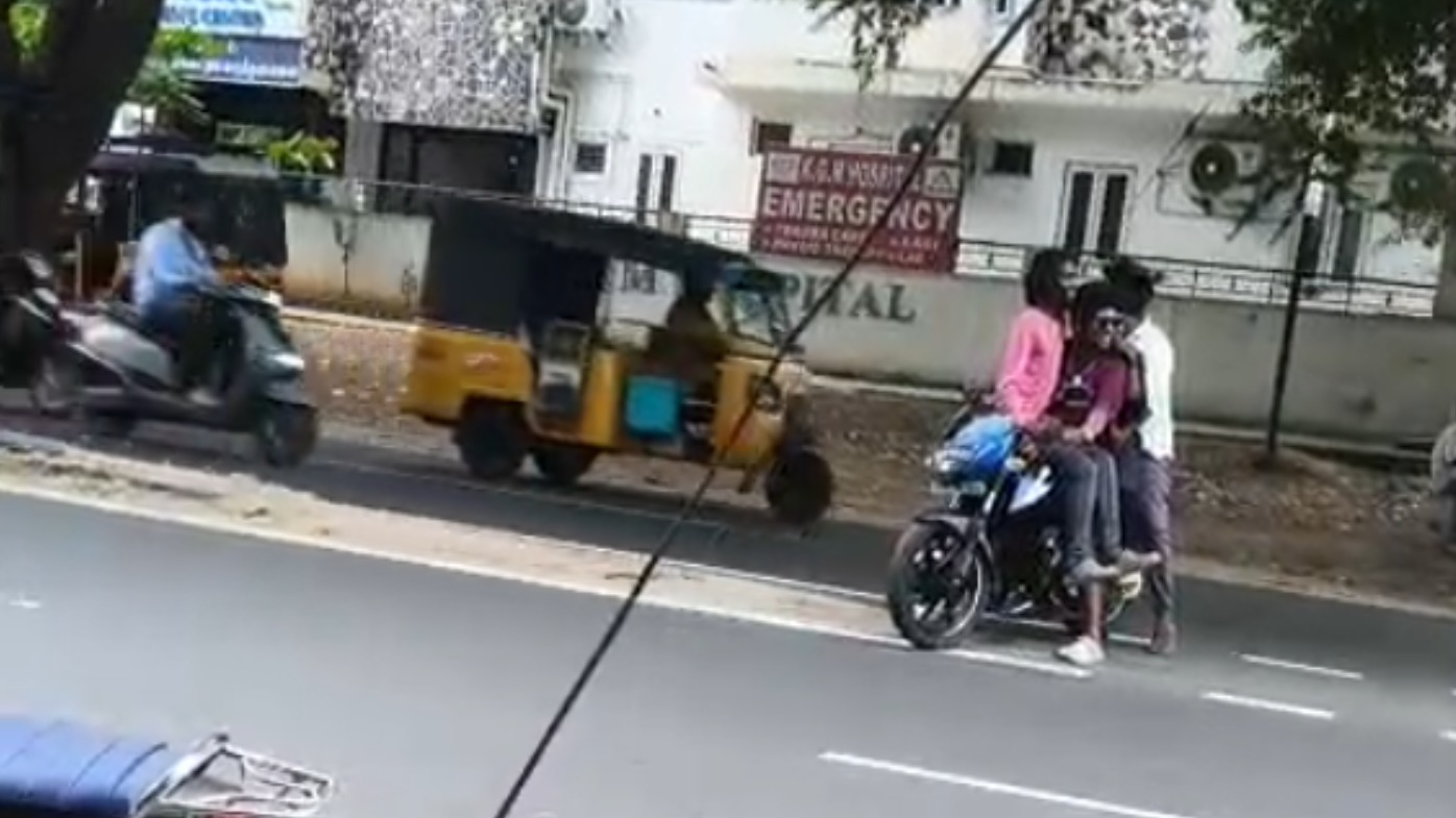 பொள்ளாச்சி–கோவை சாலையில் ஒரே பைக்கில் 4 வாலிபர்கள் பயணம் – ஆபத்தான சாகசத்தால் பரபரப்பு