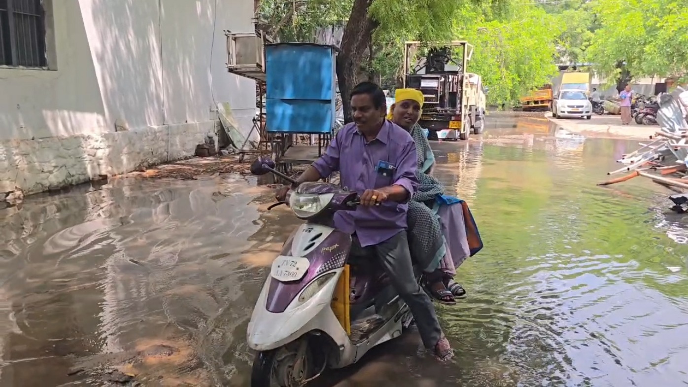 மாநகராட்சி அலுவலகத்திற்குள் புகுந்த கழிவுநீர்: பொதுமக்கள் மற்றும் ஊழியர்கள் அவதி
