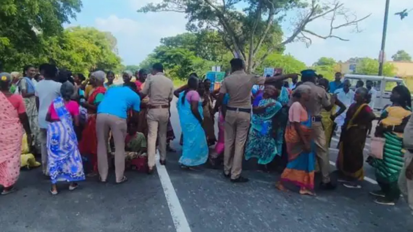 ஊரக வேலை வாய்ப்பு கோரி பொதுமக்கள் சாலை மறியல்