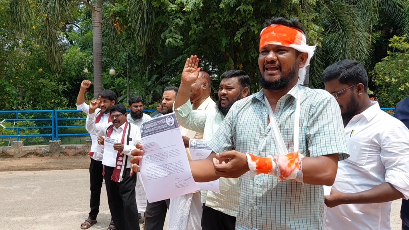 சேதமடைந்த சாலைகளை சீரமைக்கக் கோரி தலையில் கட்டுடன் மஜகா கட்சியினர் நூதன முறையில் மனு